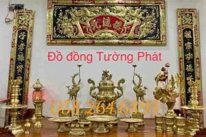 Cách Chọn Bộ Đỉnh Đồng Ngũ Sự Phù Hợp Với Bàn Thờ Gia Tiên Bộ đỉnh đồng ngũ sự là một trong những vật phẩm thờ cúng không thể thiếu trên ban thờ gia tiên của nhiều gia đình Việt. Không chỉ mang giá trị thẩm mỹ, bộ đỉnh đồng còn chứa đựng nhiều ý nghĩa tâm linh, giúp tạo ra không gian thờ cúng trang nghiêm và linh thiêng. Tuy nhiên, để chọn được bộ đỉnh đồng ngũ sự phù hợp với kích thước và không gian thờ của gia đình không phải điều đơn giản. Trong bài viết này, chúng ta sẽ cùng tìm hiểu cách chọn bộ đỉnh đồng ngũ sự sao cho hợp lý và chuẩn phong thủy. 1. Bộ Đỉnh Đồng Ngũ Sự Là Gì? Trước tiên, để hiểu rõ hơn về bộ đỉnh đồng ngũ sự, chúng ta cần biết rằng "ngũ sự" trong tiếng Việt có nghĩa là "năm vật phẩm". Bộ ngũ sự bao gồm 5 món đồ thờ chính, thường là: Đỉnh đồng: Đặt ở trung tâm, được sử dụng để đốt trầm hương. Đỉnh đồng tượng trưng cho sự thanh khiết, giúp không gian thờ cúng trở nên linh thiêng và trang trọng. Đôi hạc thờ: Được đặt cân đối hai bên đỉnh đồng. Hạc đồng đứng trên lưng rùa là biểu tượng của sự trường thọ và hạnh phúc, đồng thời thể hiện sự hòa hợp giữa âm và dương. Đôi chân nến: Chân nến là biểu tượng của ánh sáng, đặt ở hai bên đỉnh đồng nhằm tạo sự cân bằng âm dương trên bàn thờ. Chúng cũng giúp chiếu sáng không gian thờ cúng, làm nổi bật sự trang nghiêm. 2. Chất Liệu Của Bộ Đỉnh Đồng Ngũ Sự Một trong những yếu tố quan trọng nhất khi chọn bộ đỉnh đồng ngũ sự là chất liệu. Hiện nay, có nhiều loại đồng được sử dụng để chế tác đồ thờ cúng, nhưng đồng đỏ, đồng vàng và đồng Catut là ba loại chính. Đồng đỏ: Là loại đồng nguyên chất, thường có màu đỏ đặc trưng. Đồng đỏ bền, không bị oxy hóa dễ dàng và thường được sử dụng để chế tác các đồ thờ cao cấp. Đồng vàng: Là hợp kim của đồng và kẽm, có màu vàng óng, phù hợp cho những gia đình muốn chọn sản phẩm có giá thành vừa phải mà vẫn đảm bảo tính thẩm mỹ. Đồng Catut: Đây là loại đồng cao cấp nhất hiện nay, có màu ánh xanh đặc trưng, độ bền rất cao, không bị gỉ sét theo thời gian. Đồng Catut thường được sử dụng cho những bộ đỉnh đồng sang trọng, đẳng cấp. Việc lựa chọn chất liệu phù hợp sẽ phụ thuộc vào sở thích của gia chủ cũng như yêu cầu về độ bền và phong thủy. 3. Kích Thước Bộ Đỉnh Đồng Ngũ Sự Kích thước của bộ đỉnh đồng ngũ sự cần phải hài hòa với kích thước của bàn thờ gia tiên. Nếu bàn thờ quá nhỏ mà bộ đỉnh đồng quá lớn, sẽ gây cảm giác nặng nề, thiếu cân đối. Ngược lại, nếu bàn thờ rộng mà bộ đỉnh đồng lại quá nhỏ, không gian thờ cúng sẽ thiếu đi sự bề thế và trang nghiêm. Một số kích thước phổ biến của bộ đỉnh đồng ngũ sự bao gồm: Đỉnh đồng 45cm, 50cm, 60cm: Phù hợp với những bàn thờ có chiều dài từ 1m2 đến 1m5. Đỉnh đồng 65cm, 70cm: Dành cho những bàn thờ lớn, có chiều dài từ 1m8 trở lên. Ngoài ra, đôi hạc và đôi chân nến cũng cần có kích thước tương xứng với đỉnh đồng để tạo nên sự cân đối. Khi lựa chọn, gia chủ nên nhờ đến sự tư vấn của người có kinh nghiệm để đảm bảo sự hài hòa giữa các vật phẩm. 4. Màu Sắc Và Hoa Văn Của Bộ Đỉnh Đồng Ngũ Sự Màu sắc của bộ đỉnh đồng ngũ sự cũng là yếu tố cần quan tâm. Bộ đỉnh đồng thường có màu vàng, màu đỏ hoặc được mạ vàng 24k để tăng thêm vẻ sang trọng, quý phái. Màu sắc của bộ đỉnh đồng cần phù hợp với màu sắc tổng thể của không gian thờ cúng, tạo sự hài hòa và trang trọng. Màu vàng ánh xanh của đồng Catut: Thường được ưa chuộng trong những không gian thờ cúng sang trọng. Loại đồng này không chỉ đẹp về màu sắc mà còn rất bền, không bị ảnh hưởng bởi thời tiết. Đồng hun giả cổ: Màu sắc trầm ấm, phù hợp cho những gia đình yêu thích phong cách cổ điển, truyền thống. Sản phẩm đồng hun thường có độ bền cao và không bị phai màu theo thời gian. Hoa văn trên bộ đỉnh đồng cũng rất đa dạng, thường là hình tượng rồng phượng, hoa sòi, hoặc các biểu tượng linh thiêng khác. Gia chủ nên chọn hoa văn phù hợp với sở thích và phong cách thờ cúng của gia đình. 5. Ý Nghĩa Phong Thủy Của Bộ Đỉnh Đồng Ngũ Sự Bộ đỉnh đồng ngũ sự không chỉ là vật phẩm thờ cúng mà còn mang ý nghĩa phong thủy sâu sắc. Theo quan niệm phong thủy, việc thờ cúng đỉnh đồng sẽ giúp gia đình thu hút được nhiều may mắn, tài lộc và bình an. Đỉnh đồng được coi là vật phẩm kết nối giữa con người với thế giới tâm linh, giúp truyền tải những ước nguyện của gia chủ đến tổ tiên và thần linh. Đỉnh đồng: Là trung tâm của bộ ngũ sự, biểu tượng cho sự vững chắc, bền bỉ và uy nghiêm. Khi đốt trầm hương trong đỉnh đồng, khói hương tỏa ra giúp thanh lọc không gian, mang lại sự bình an, xua đuổi tà khí. Đôi hạc thờ: Đại diện cho sự hòa hợp giữa trời và đất, hạc đồng mang ý nghĩa trường thọ, hạnh phúc và sự kết nối với thế giới thần linh. Đôi chân nến: Giúp cân bằng âm dương, ánh sáng từ chân nến mang lại sinh khí cho không gian thờ cúng, thu hút vượng khí và tài lộc. 6. Cách Bày Trí Bộ Đỉnh Đồng Ngũ Sự Để tạo nên không gian thờ cúng chuẩn phong thủy, việc bày trí bộ đỉnh đồng ngũ sự cũng rất quan trọng. Gia chủ cần sắp xếp các vật phẩm thờ cúng sao cho cân đối, hài hòa và phù hợp với kích thước của ban thờ. Đỉnh đồng: Đặt ở vị trí trung tâm của bàn thờ, ngay phía trước bát hương. Đỉnh đồng cần được đặt trên bệ cao để tạo sự bề thế và uy nghiêm. Đôi hạc đồng: Đặt hai bên của đỉnh đồng, sao cho hai con hạc đứng cân đối với nhau, tạo nên sự hài hòa cho không gian thờ. Đôi chân nến: Bố trí ở hai đầu bàn thờ, tạo sự cân đối và đảm bảo ánh sáng đều đặn cho không gian thờ cúng. 7. Những Lưu Ý Khi Chọn Mua Bộ Đỉnh Đồng Ngũ Sự Khi chọn mua bộ đỉnh đồng ngũ sự, gia chủ cần lưu ý một số điều sau để đảm bảo chất lượng sản phẩm cũng như ý nghĩa phong thủy: Chọn nơi uy tín: Để tránh mua phải hàng kém chất lượng, gia chủ nên chọn mua bộ đỉnh đồng ngũ sự tại những cửa hàng hoặc xưởng sản xuất uy tín, có kinh nghiệm lâu năm trong việc chế tác đồ thờ cúng. Kiểm tra kỹ chất liệu: Đảm bảo rằng bộ đỉnh đồng được làm từ đồng nguyên chất, không bị pha tạp chất. Nếu có thể, nên chọn bộ đỉnh được mạ hoặc dát vàng để tăng thêm giá trị thẩm mỹ và độ bền. Lựa chọn kích thước phù hợp: Kích thước của bộ đỉnh đồng phải tương xứng với kích thước của bàn thờ, tạo sự hài hòa và cân đối cho không gian thờ cúng. Kết Luận Bộ đỉnh đồng ngũ sự là một phần quan trọng trong không gian thờ cúng của gia đình Việt, mang ý nghĩa tâm linh sâu sắc và phong thủy tốt. Việc chọn lựa bộ đỉnh đồng phù hợp với bàn thờ gia tiên không chỉ giúp tăng thêm vẻ đẹp cho không gian thờ cúng mà còn mang lại sự may mắn, bình an và tài lộc cho gia đình. Hy vọng rằng với những thông tin chia sẻ trong bài viết, bạn sẽ dễ dàng chọn được bộ đỉnh đồng ngũ