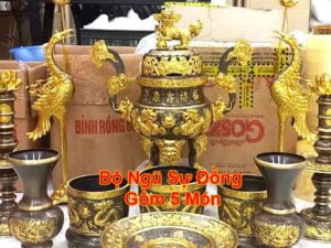 Đỉnh Đồng 60cm Trọn Bộ Ngũ Sự 33kg Dát Vàng là bộ sản phẩm đỉnh cao của nghệ thuật chế tác đồng, bao gồm đỉnh đồng, đôi hạc, và đôi chân nến, tất cả được dát vàng thủ công, mang lại sự sang trọng và uy nghiêm cho