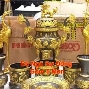 Đỉnh Đồng 60cm Trọn Bộ Ngũ Sự 33kg Dát Vàng là bộ sản phẩm đỉnh cao của nghệ thuật chế tác đồng, bao gồm đỉnh đồng, đôi hạc, và đôi chân nến, tất cả được dát vàng thủ công, mang lại sự sang trọng và uy nghiêm cho