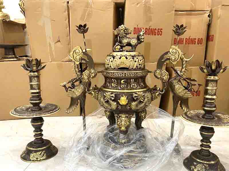 Bộ Đỉnh Đồng Dâng Gia Tiên 70cm Dát Vàng 24k: Nét Tinh Hoa Trên Bàn Thờ Việt Đỉnh Đồng Ngũ Sự Cao 57
